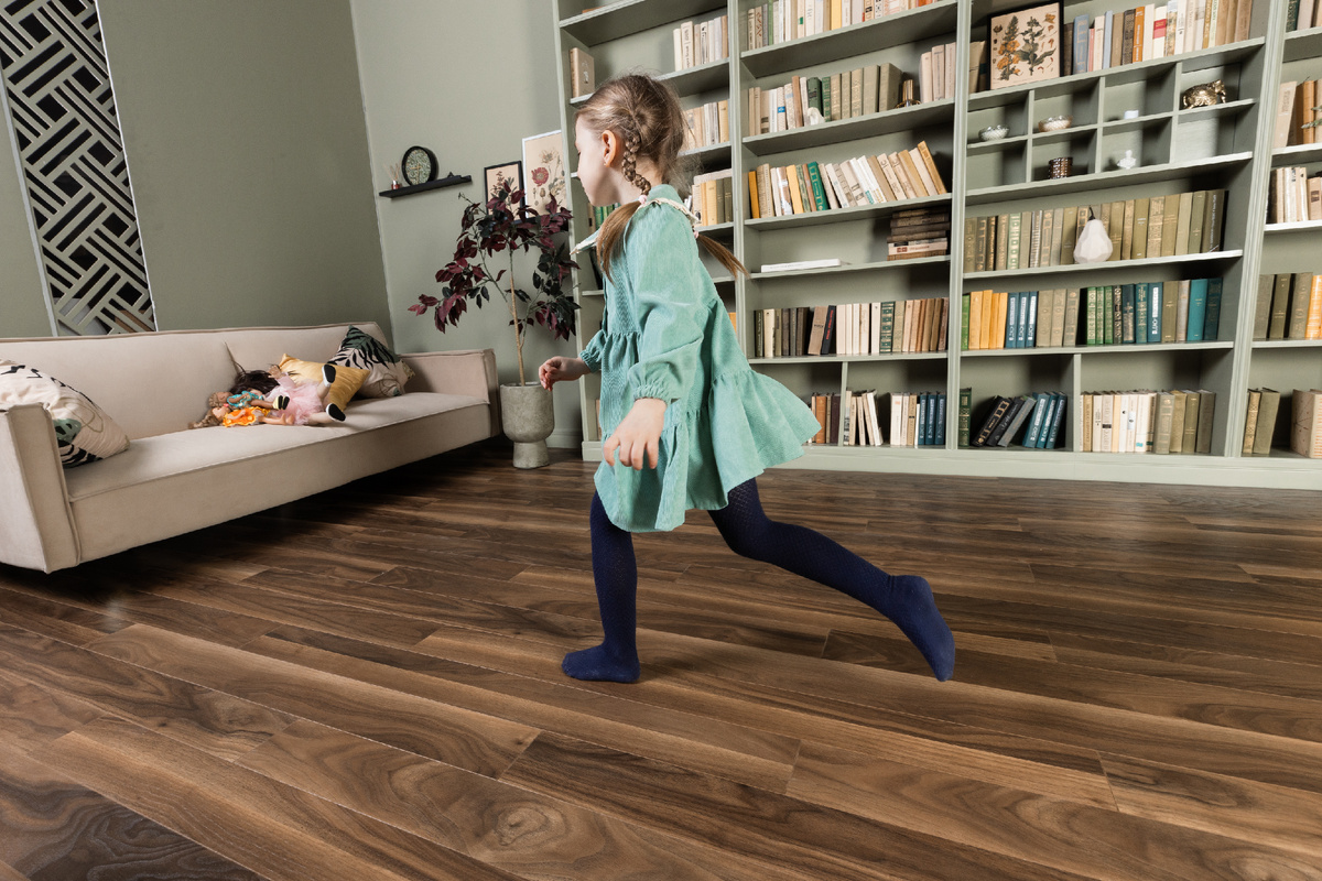 На полу - ламинат Floor Fort