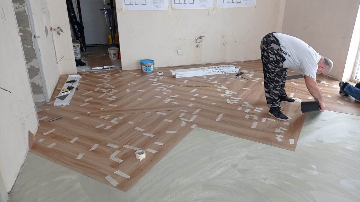 Фото с сайта toptop-dekor.ru - монтаж плитки ПВХ на клей