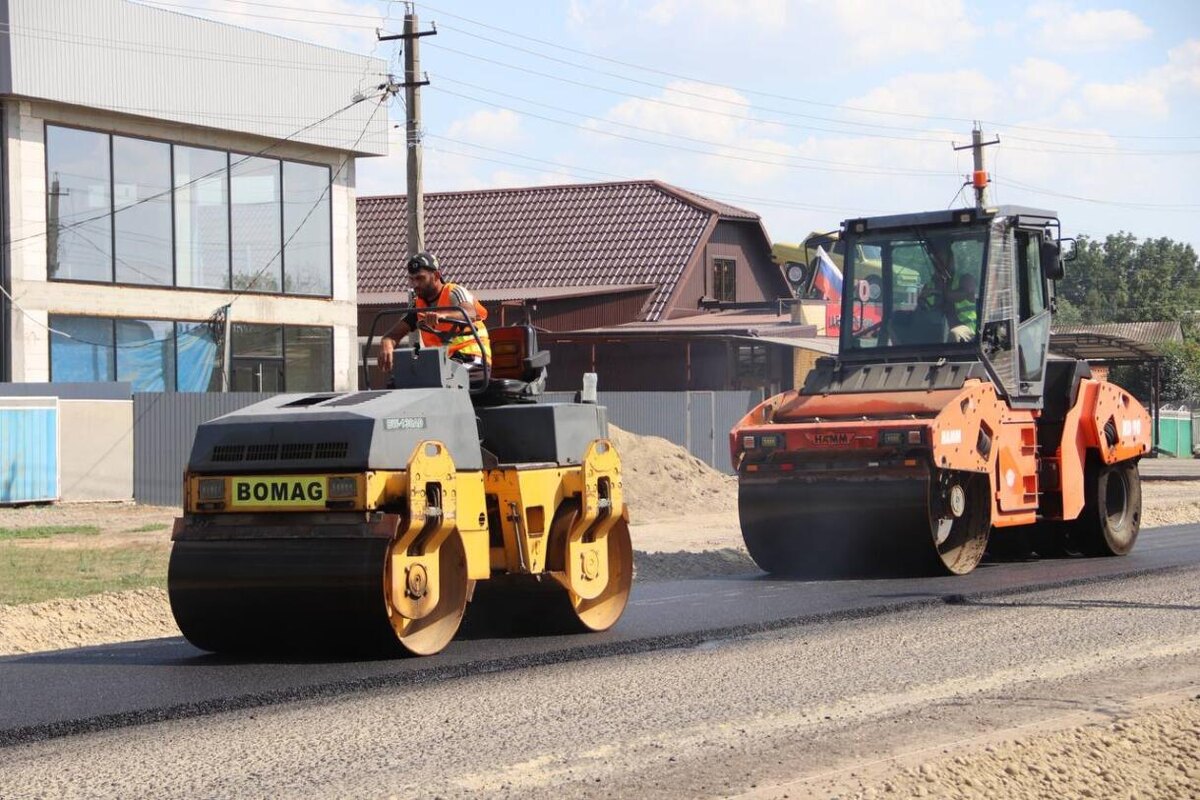    Асфальтирование дороги по переулку Бригадному / ФОТО ПРЕСС-СЛУЖБЫ АДМИНИСТРАЦИИ ТБИЛИССКОГО ПОСЕЛЕНИЯ