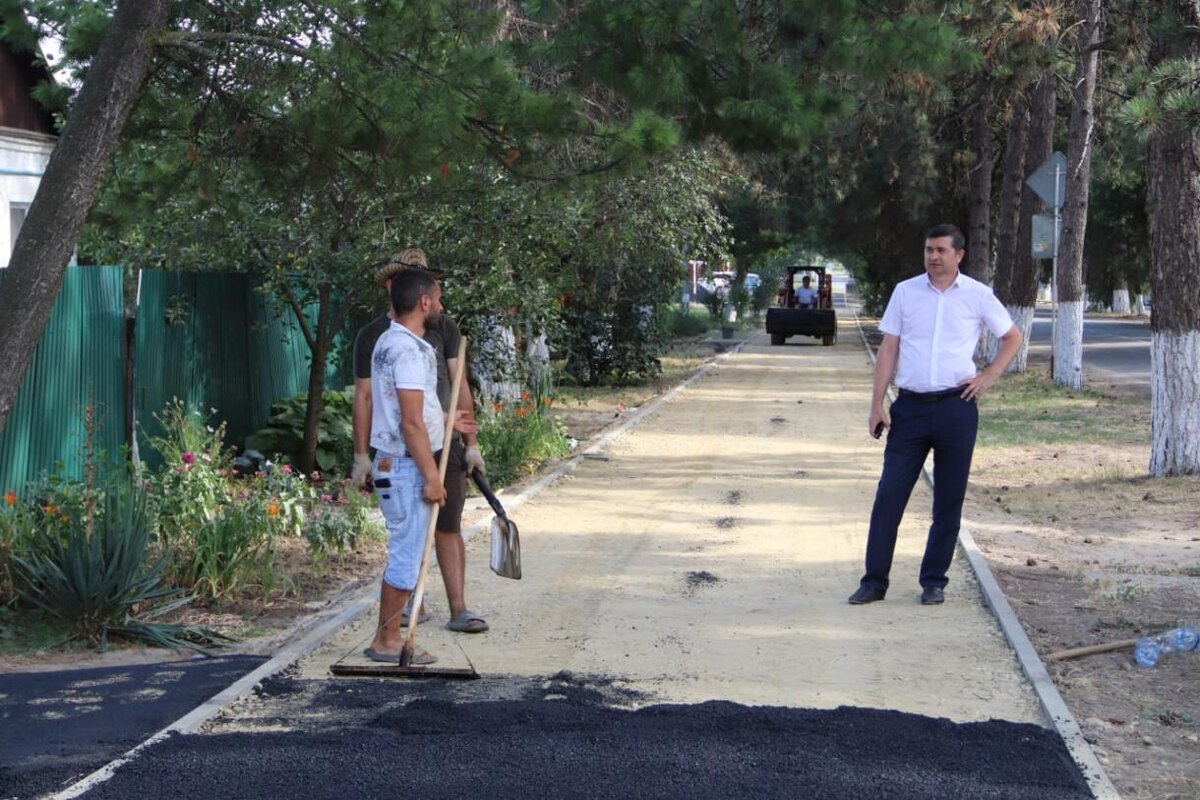    Глава поселения Алексей Стойкин контролирует работы по обустройству тротуара по улице Кубанской / ФОТО ПРЕСС-СЛУЖБЫ АДМИНИСТРАЦИИ ТБИЛИССКОГО ПОСЕЛЕНИЯ