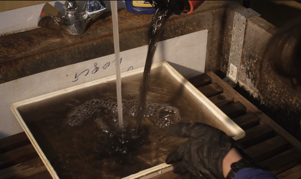 Смывка сажи. Промываем пока вода не станет прозрачной.