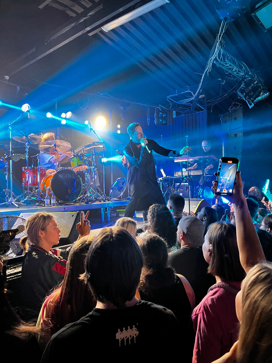 фоточка с концерта ЭнималДжаза. Обратите внимание на футболку чувака, который стоит передо мной)