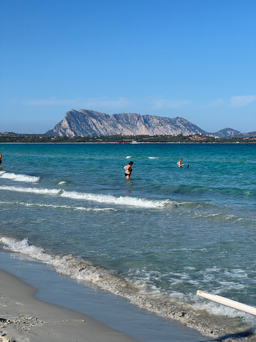 Но купались немногие, в основном все просто лежали в купальниках на пляже 