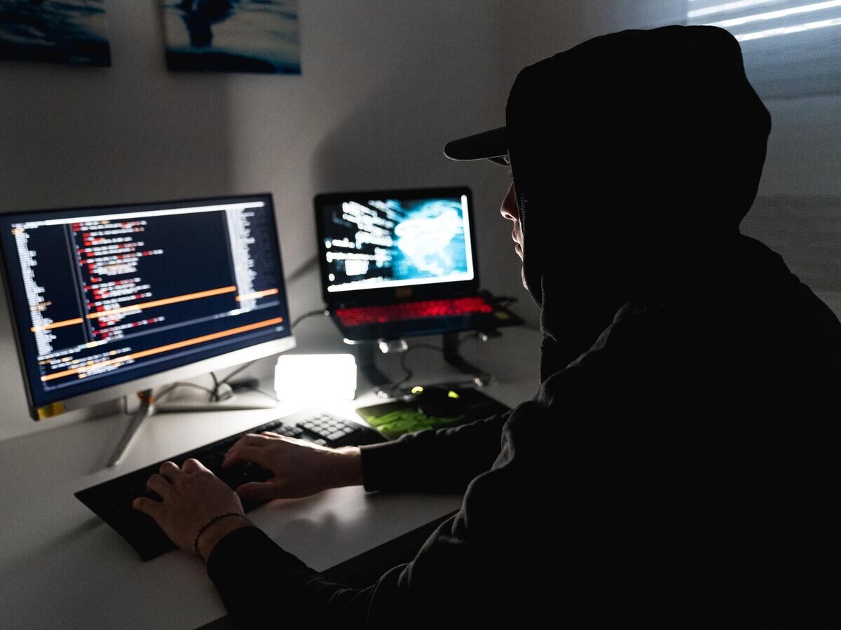    Мужчина сидит за компьютером© iStock.com / Matic Grmek