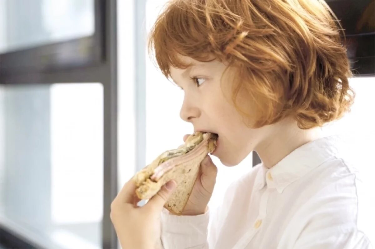    В сэндвич для школьника лучше класть не колбасу, а запечённое мясо.