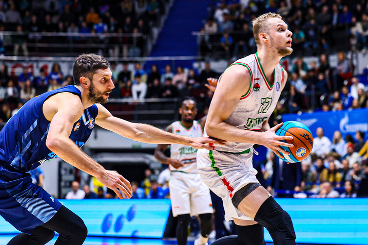    УНИКС обыграл «Зенит» со счётом 104:77 (на фото — Дмитрий Узинский и Андрей Лопатин).   
Фото: unics.ru