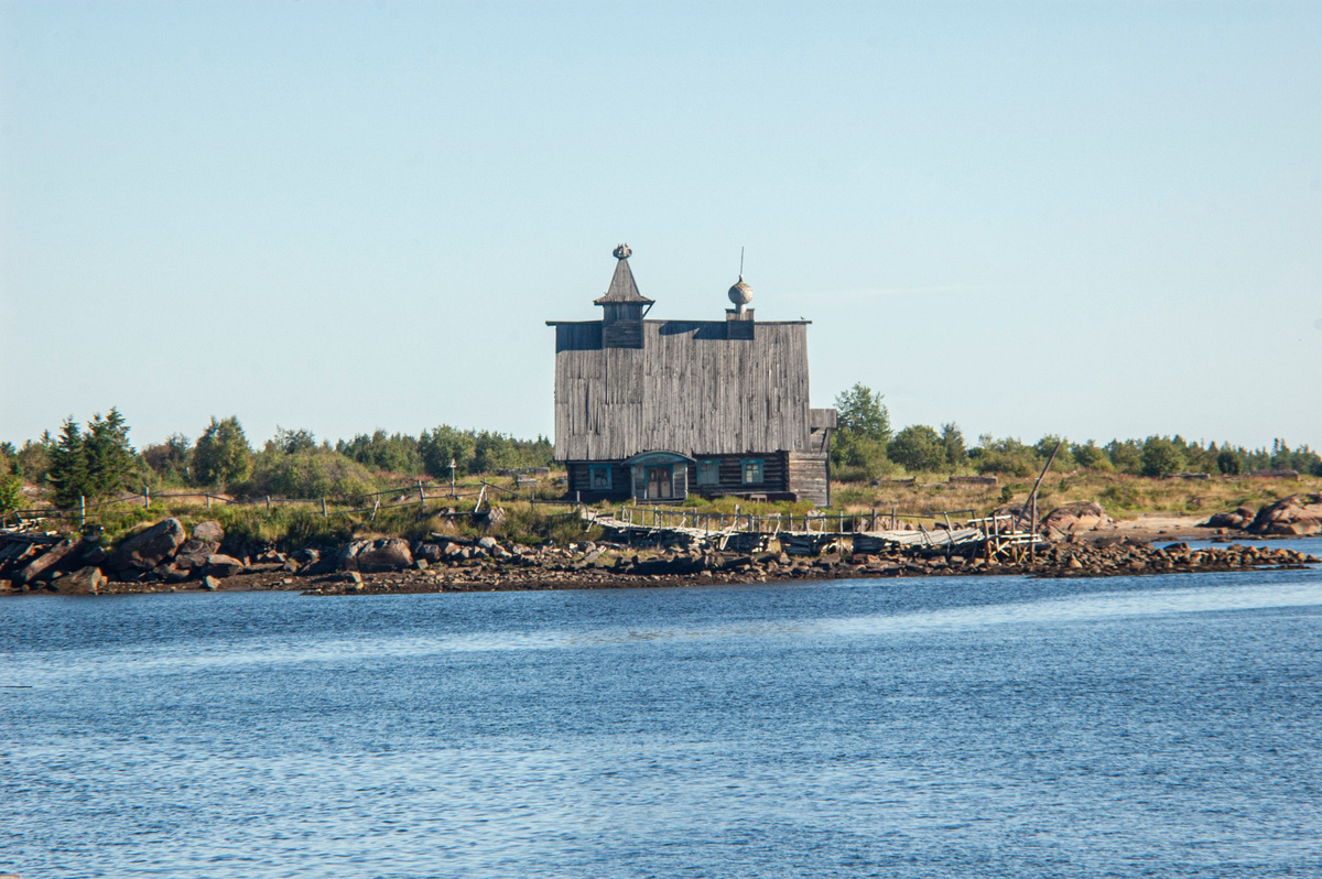 Кто смотрел фильм "Остров", конечно узнает и церковь, и котельную. От церквушки осталась память только на фотографиях, ее недавно спалили.