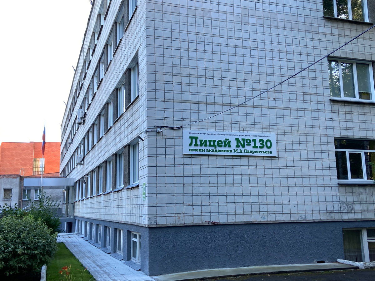 Старое здание школы. Сейчас к нему еще пристроили большое новое здание - на заднем плане красное кирпичное.