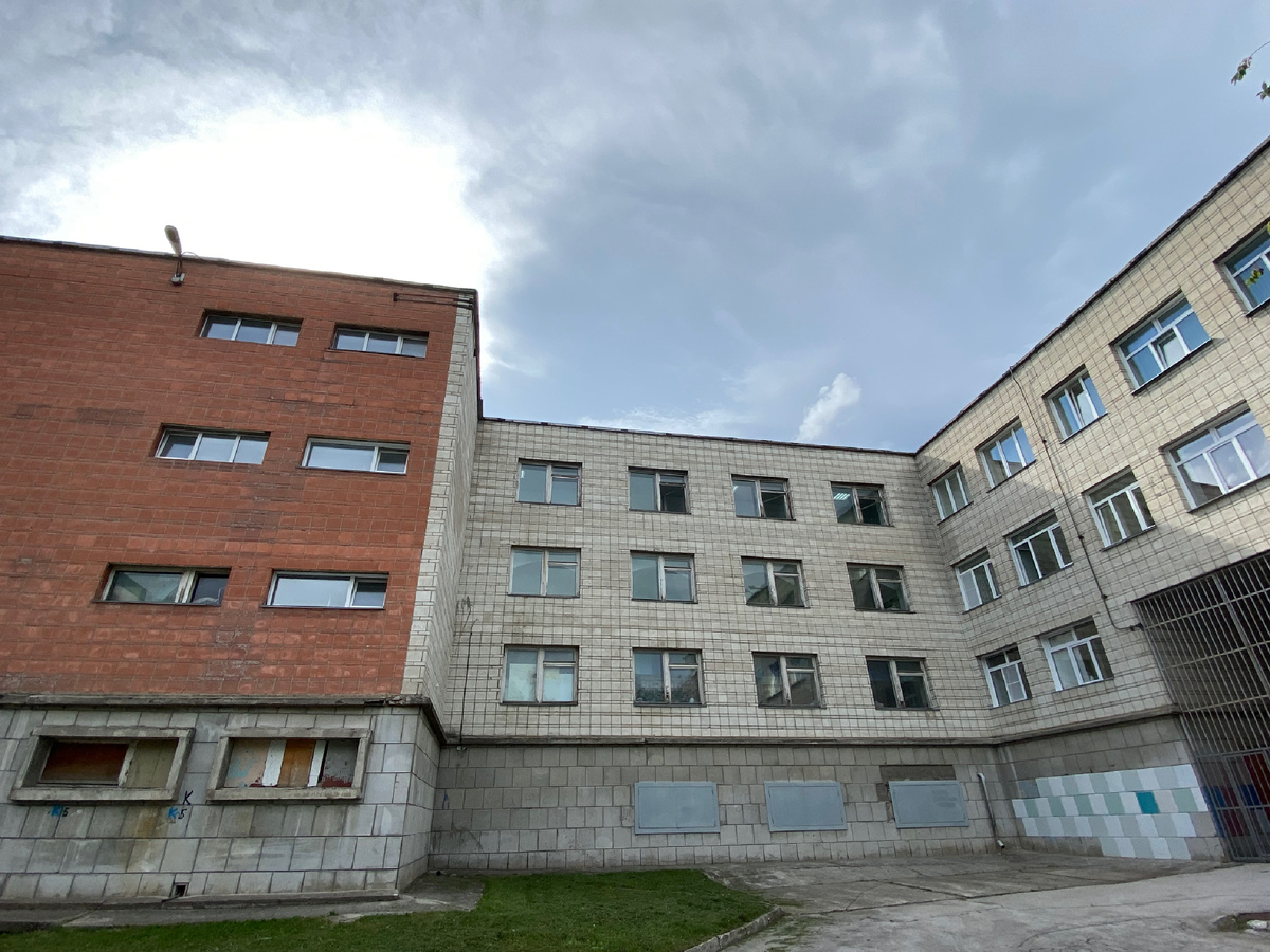 Школа № 119, до сих пор не везде есть  пластиковые окна