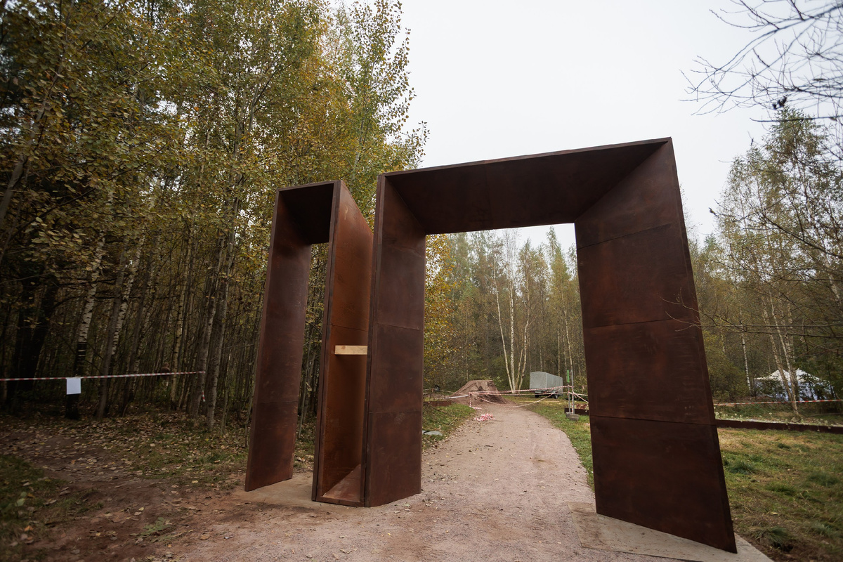 Входная арка из кортеновской стали