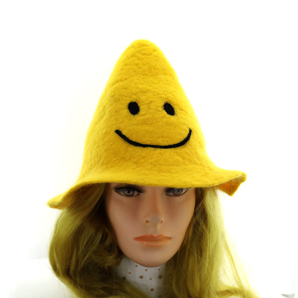 банная шапка на манекене