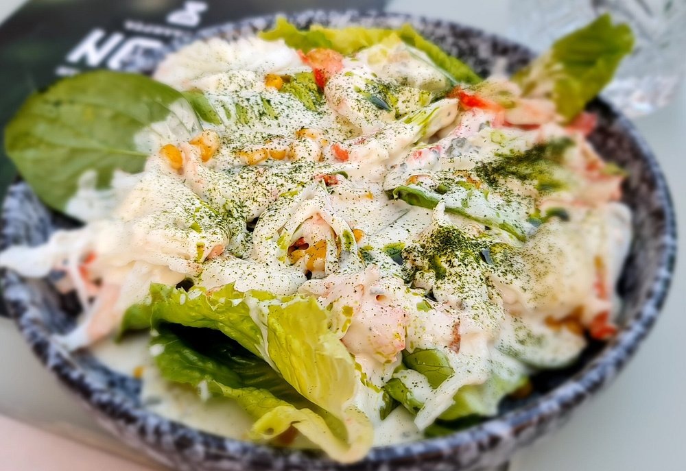 Салат с крабами в ресторане Леон