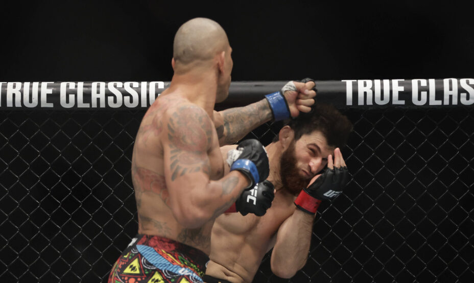    Перейра заставил Анкалаева уйти в глухую оборону. Фото: Global Look Press