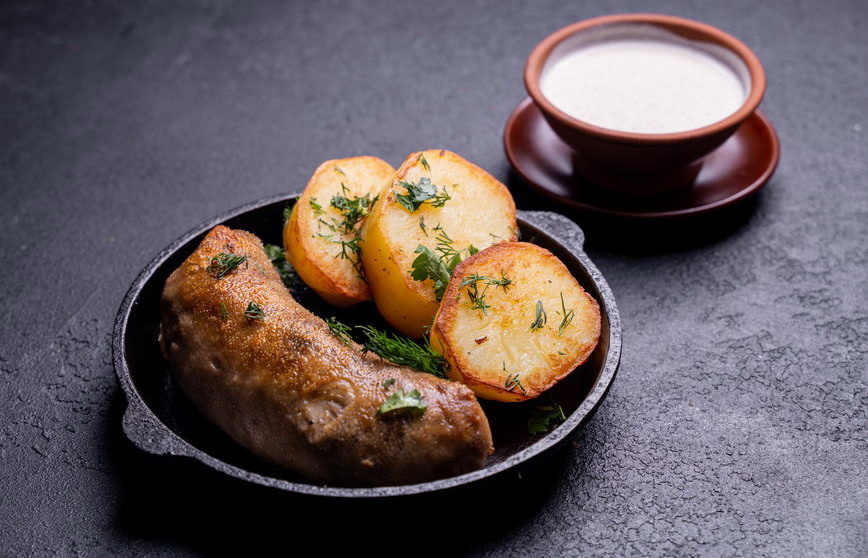 Национальное блюдо джерме — колбаски из требухи, подача ресторана Хижина горца