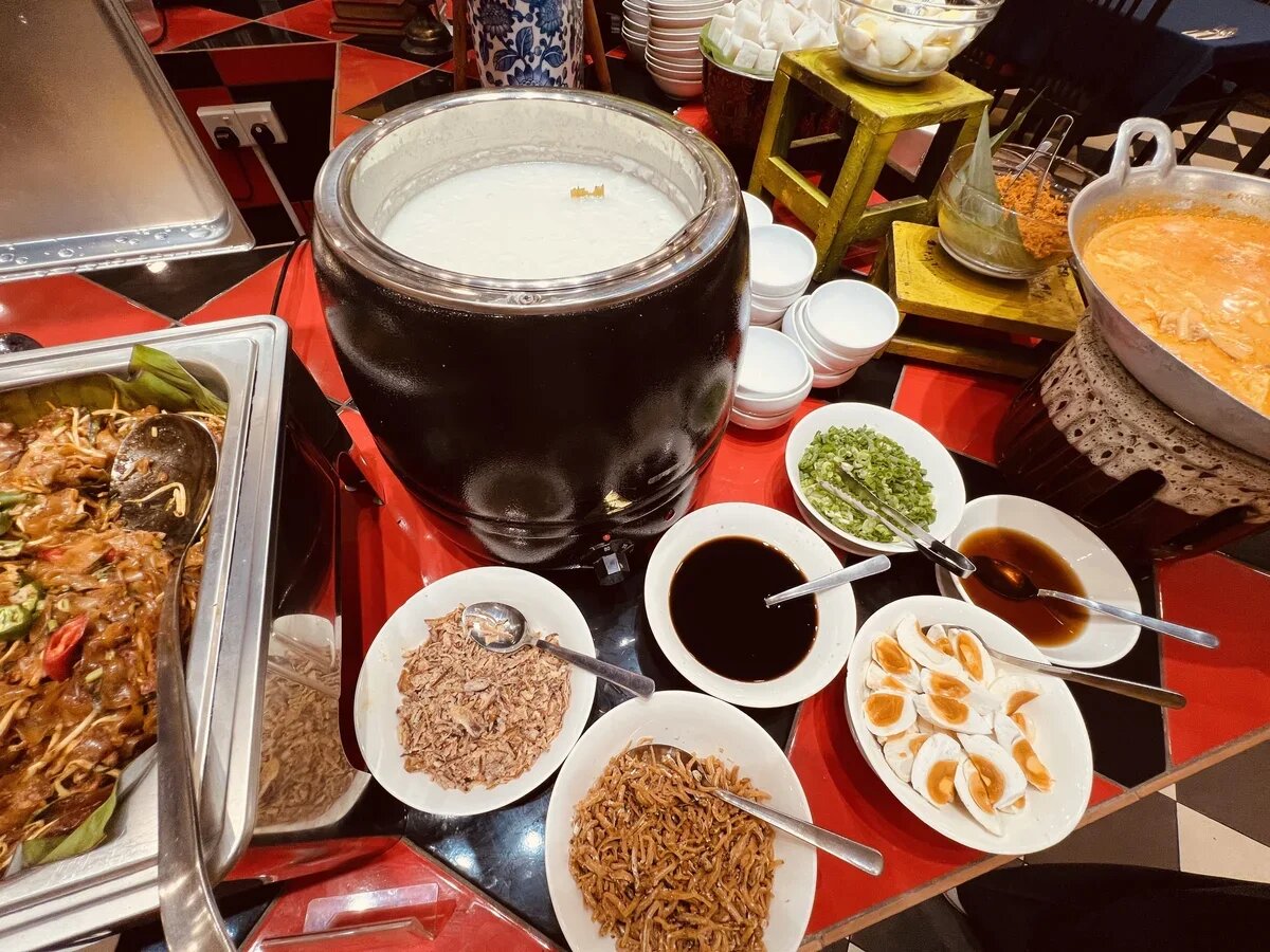    Рисовая каша и различные добавки к ней в ресторане Rebung Chef Ismail. Куала-Лумпур, Малайзия. Фото: АТОР