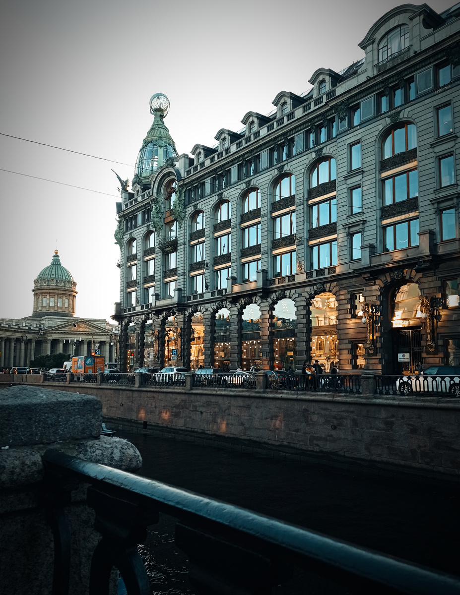 Фото автора. Вид на Дом Книги на Невском проспекте и Казанский Собор. 