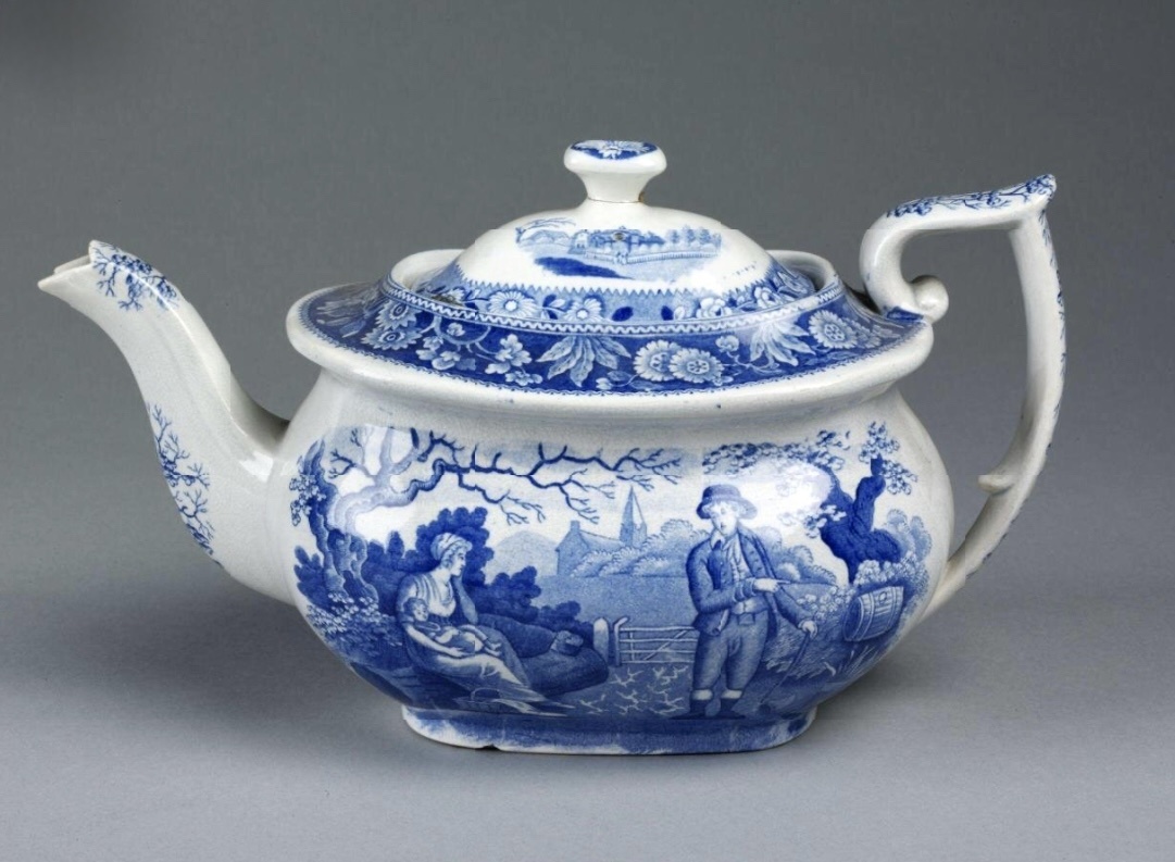 Чайник с дизайном «Лесоруб» на самом чайнике и крышкой с дизайном «Итальянская церковь/Ватерлоо» от Spode, 1820-1830, из коллекции музея Victoria&Albert, collections.vam.ac