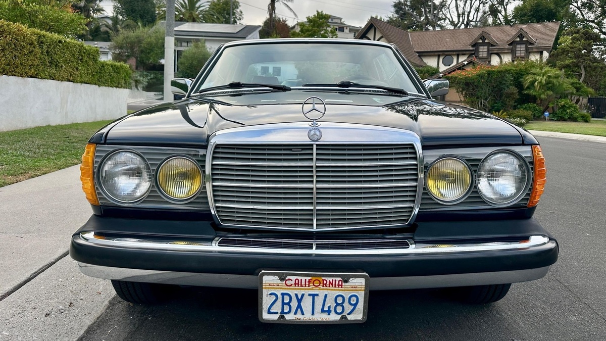 Mercedes-Benz 300 CD 1985 года