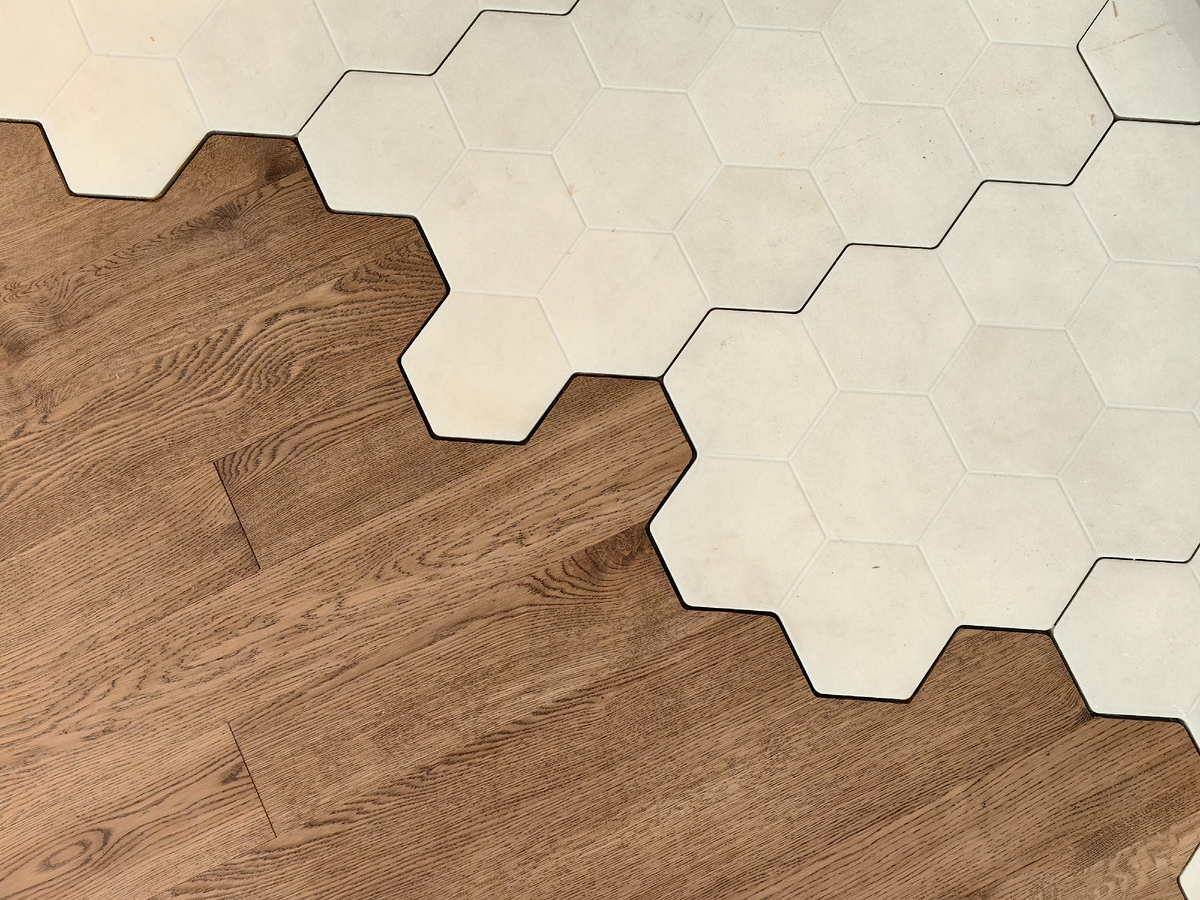 Пример стыковки паркета и плитки