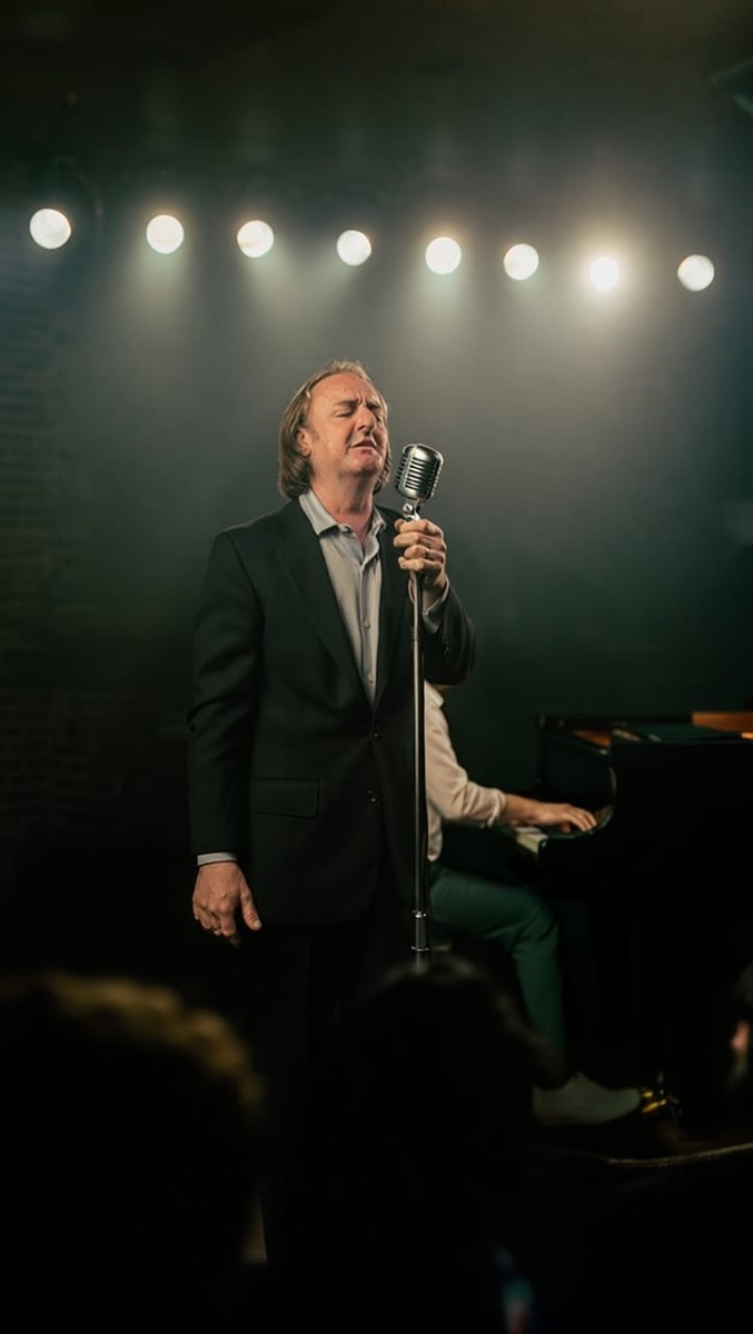 На сегодняшнем концерте случилось нечто особенное.

Я вышел вперёд сцены с микрофоном и объявил, что услышав просьбы слушателей, я исполню песню, которую давно не пел на своих концертах. Зал замер в ожидании, а затем раздались первые аккорды "Там под Курском". В этот момент все присутствующие ощутили единство чувств и общей памяти о событиях августа 2024 года.

Эта песня объединила людей разных возрастов и профессий, напоминая всем собравшимся о важности сохранения исторической памяти и уважения к подвигу наших ребят.

Такие моменты показывают, насколько важно сохранять культурное наследие через музыку, ведь она способна передать чувства и эмоции, объединяя сердца миллионов людей по всему миру.