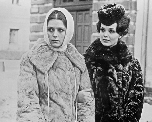 Ирина Алферова в роли Даши и Светлана Пенкина в роли Кати во время съемок фильма режиссера Василия Ордынского «Хождение по мукам»