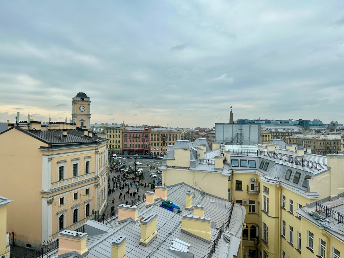 Вид с 7 этажа на Московский вокзал и площадь Восстания 