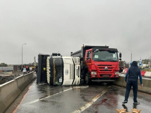    на трассе М-4 "Дон" перевернулся грузовик // фото: пресс-служба госавтоинспекции области