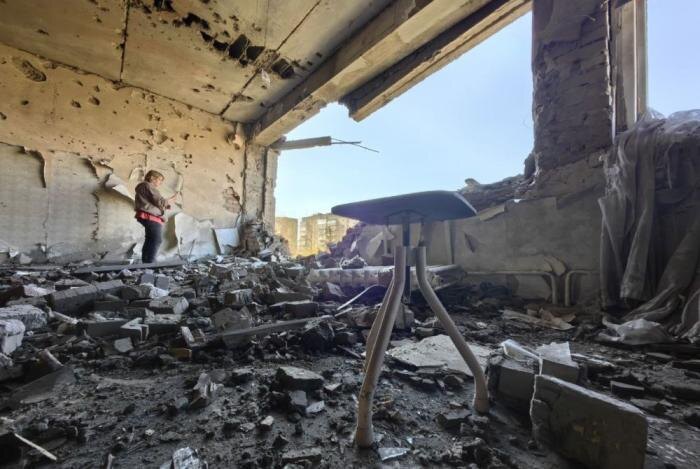 Вот так этим утром выглядит одна из горловских школ. Ночью в неё прилетел украинский беспилотник, разрушив верхний этаж, где после атаки ещё и началось возгорание, источник Телеграм-канал Военкор Медведев