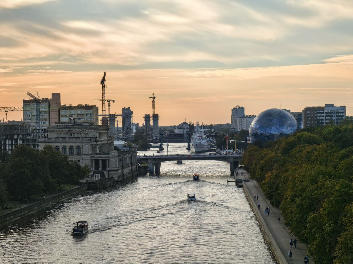 Вид на здание Планеты Океан со смотровой площадки в Рыбной деревне
