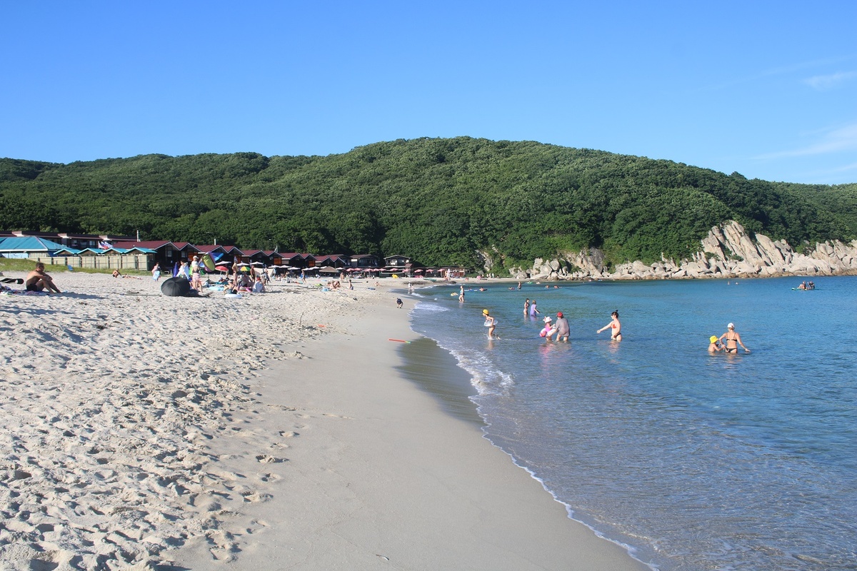 Пляж в бухте Окунёвая