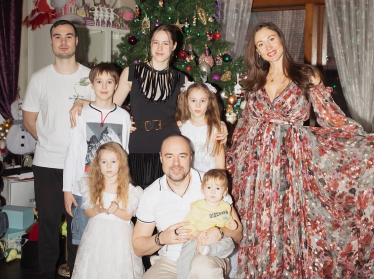 Роман и Елена Товстик с детьми. Фото социальные сети Елены/@elenatovstik