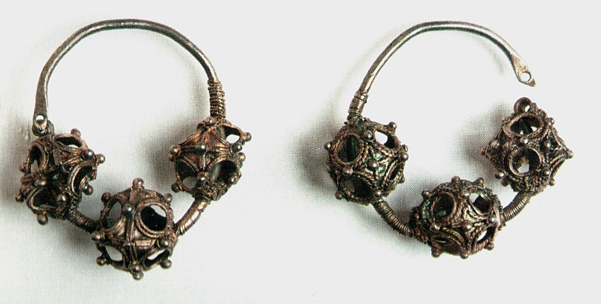 Тверской клад 1906 года
Парные трёхбусинные височные кольца. Середина XII века. Русь.
Серебро; штамповка, скань, зернь, монтировка, пайка
