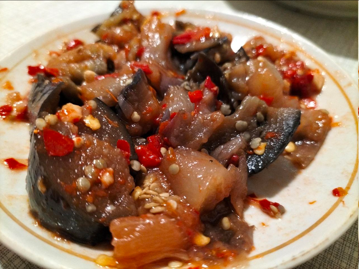 Немного салата всегда оставляю, чтобы не ждать зимы, а поесть сразу. Очень вкусно с хлебом или как дополнение на ужин, обед.