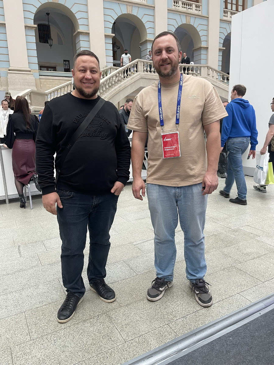 Фото с Александром Жареновым YouTube канал «Оружейный Барон — Top Hunter»