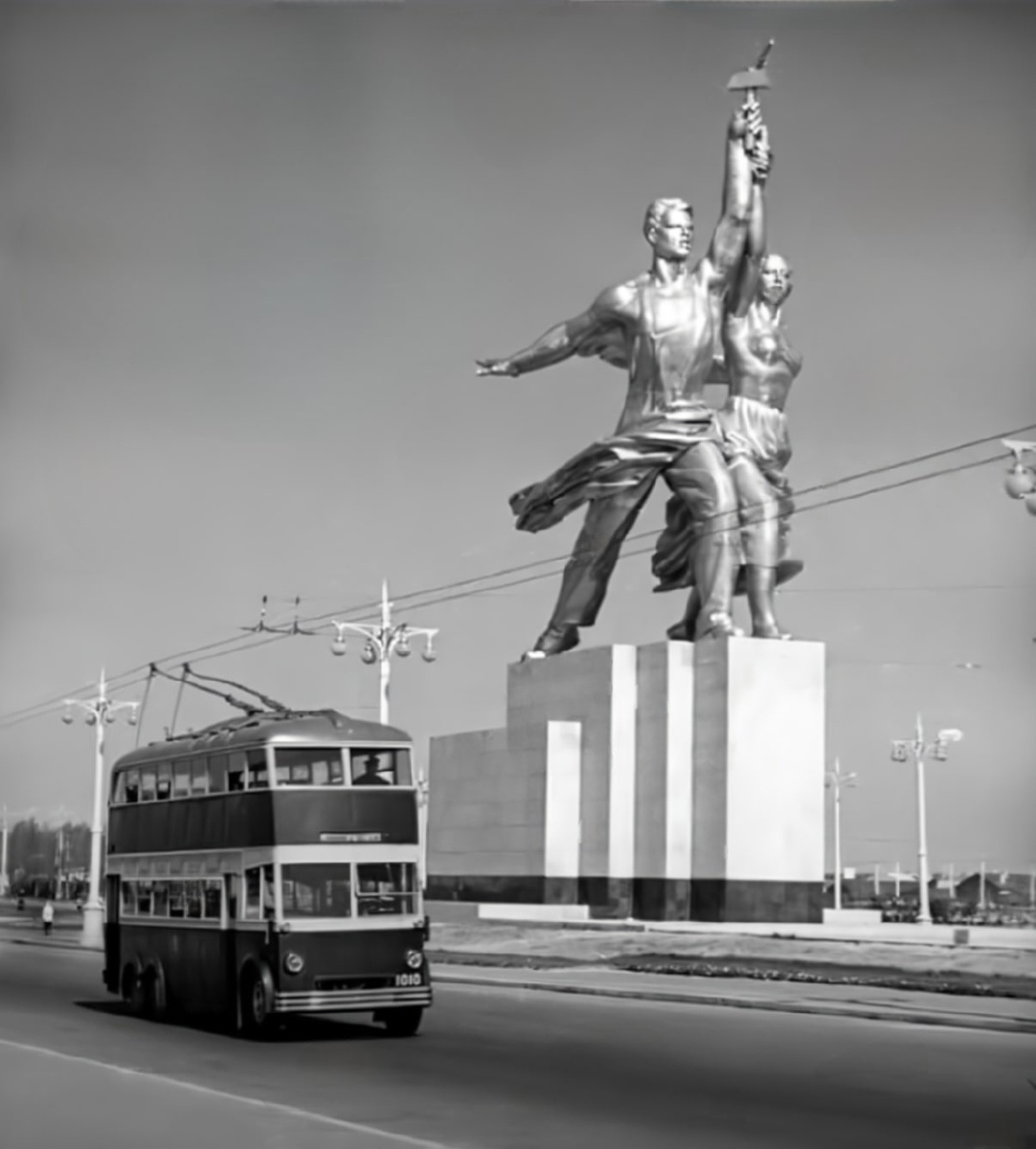 Троллейбус ЯТБ-3 № 1010 с двумя пассажирскими дверями у ВСХВ, 1940 год. Фото Эммануила Евзерихина, goskatakog.ru