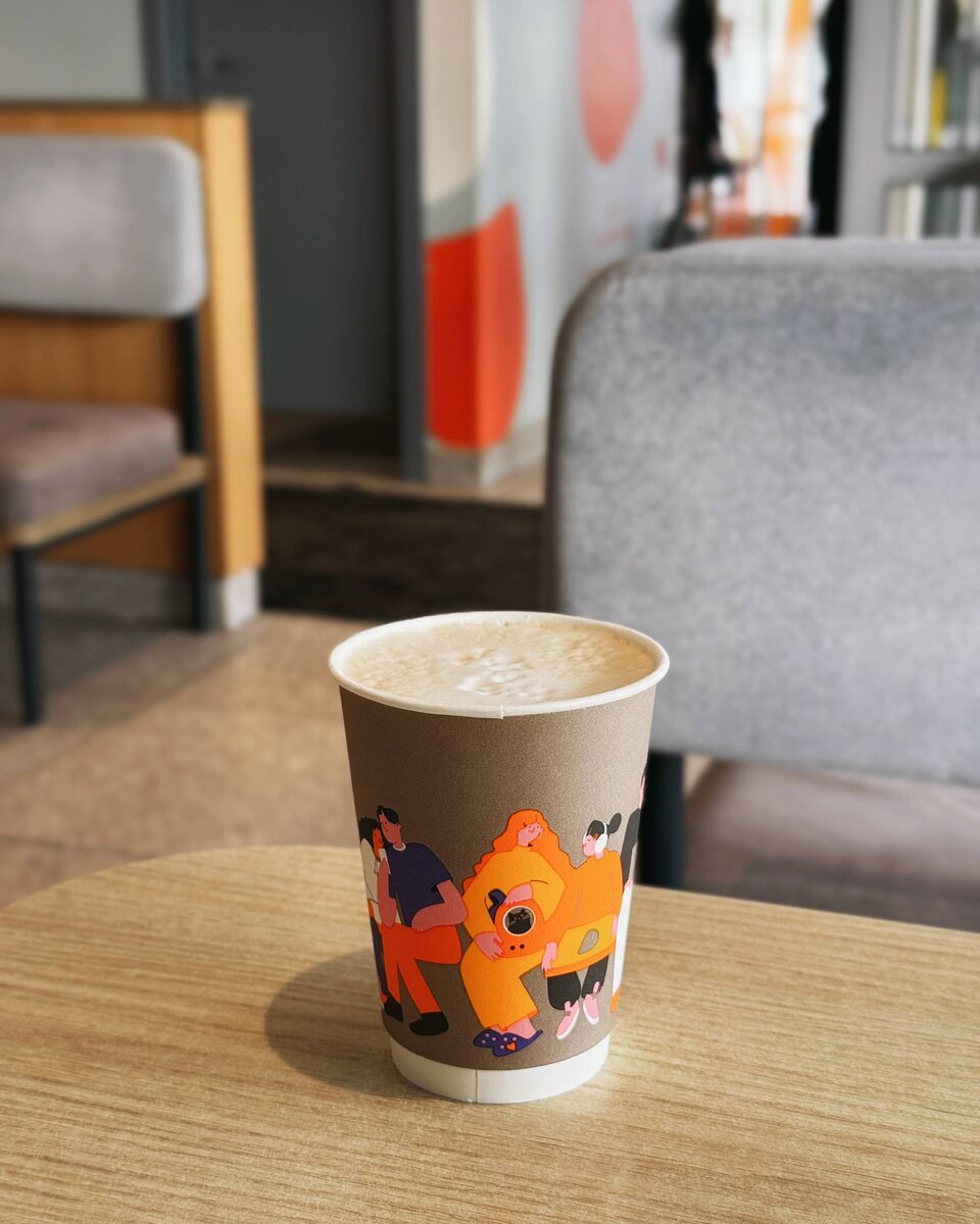 Пробовал латте «Тёмный лес», за вкус в котором отвечают сиропы вишни и шоколада. Лёгкий, приятный напиток.