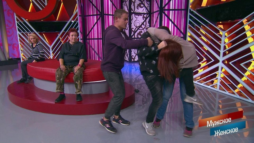 Вот смотришь на фильм "Верни ее из мертаых" — а видишь российские шоу. 