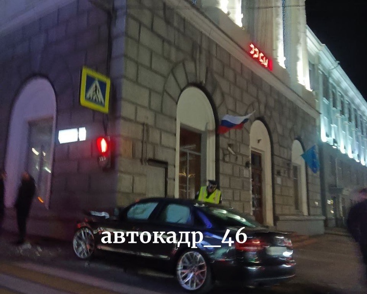     В Курске автомобиль врезался в здание мэрии