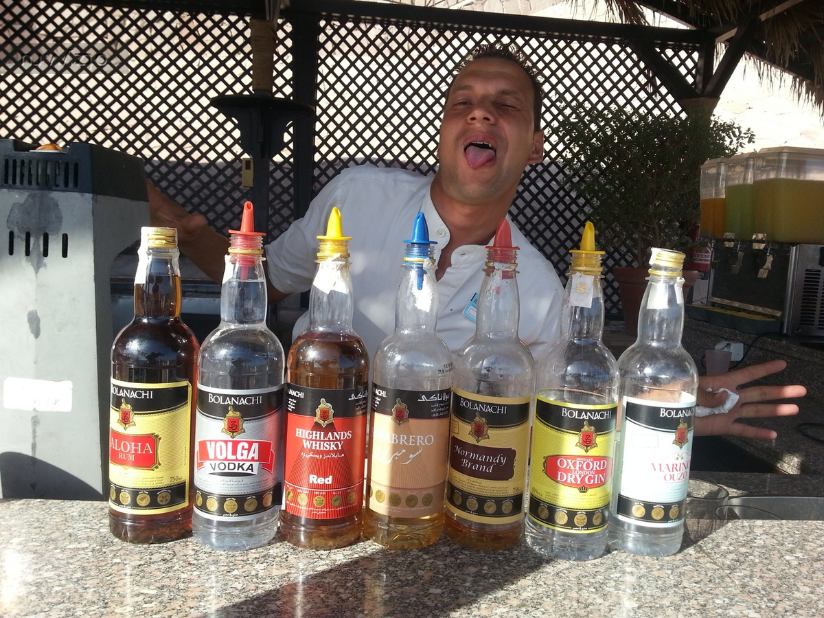 Самый обчный египетский Бармен. Фото из отзыва об отеле.