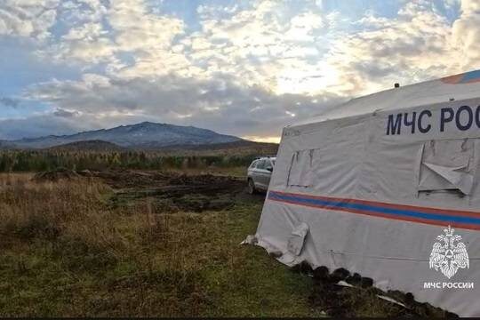    Вооруженные добровольцы охраняют участников поисков пропавшей в Красноярском крае семьи от волков и медведей