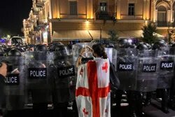 Сразу после начала народного шествия были мобилизованы силы полиции
Фото: Михаил Егиков/ТАСС