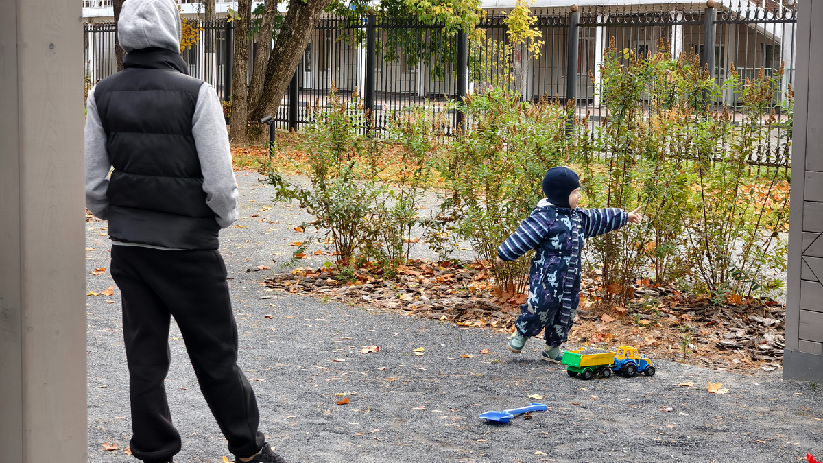 Смортю на мамочек с детьми в парке. Папы нет, папа вечно на РАБоте.