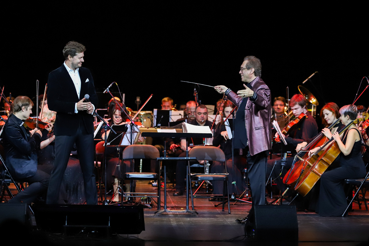 Солист Театра оперетты Иван Вакулов и маэстро Клевицкий. Фото предоставлено Телерадиоцентром "Орфей".