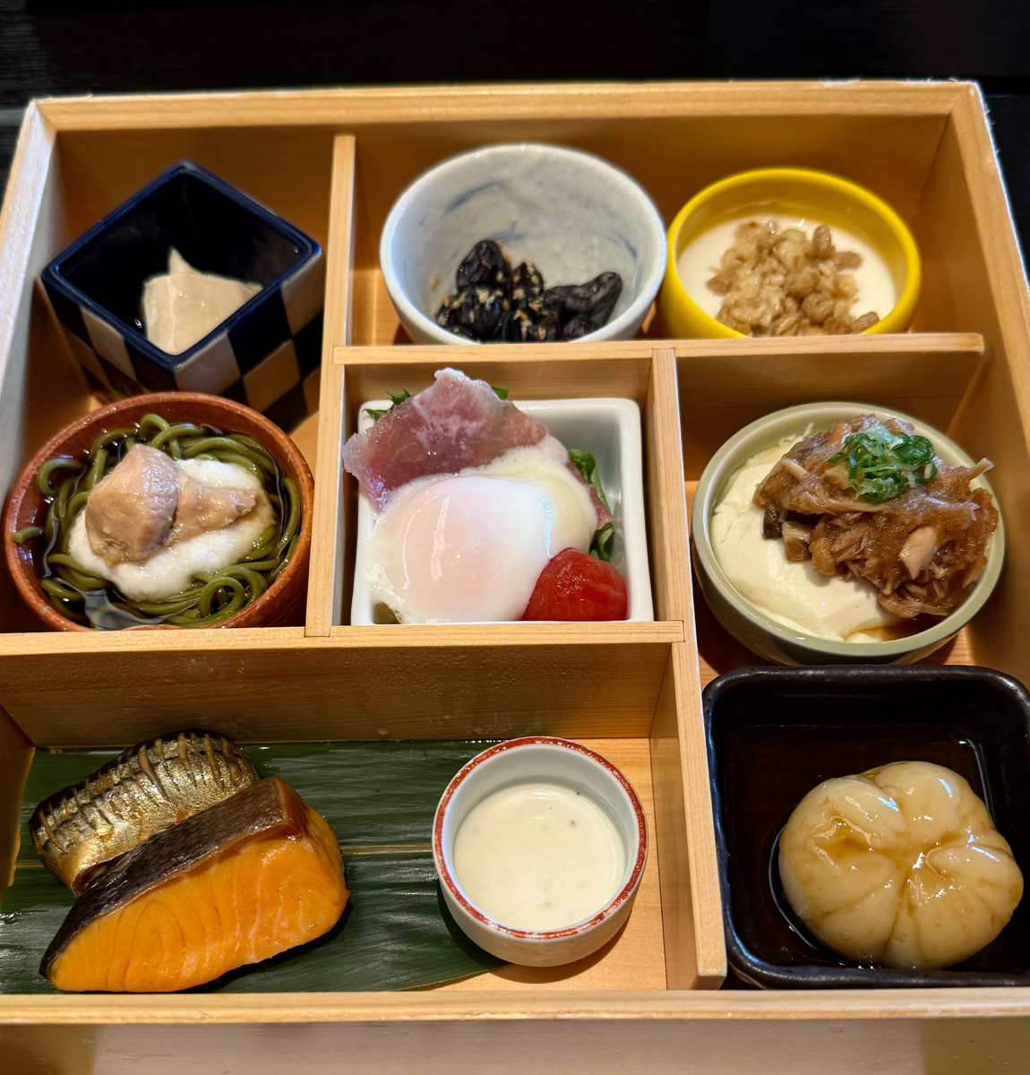 №1 (юба) и №2 (лапша с ямом) - верхнее левое отделение. №4 (Тофу Оборо) и №5 (манджу) - нижнее правое отделение.