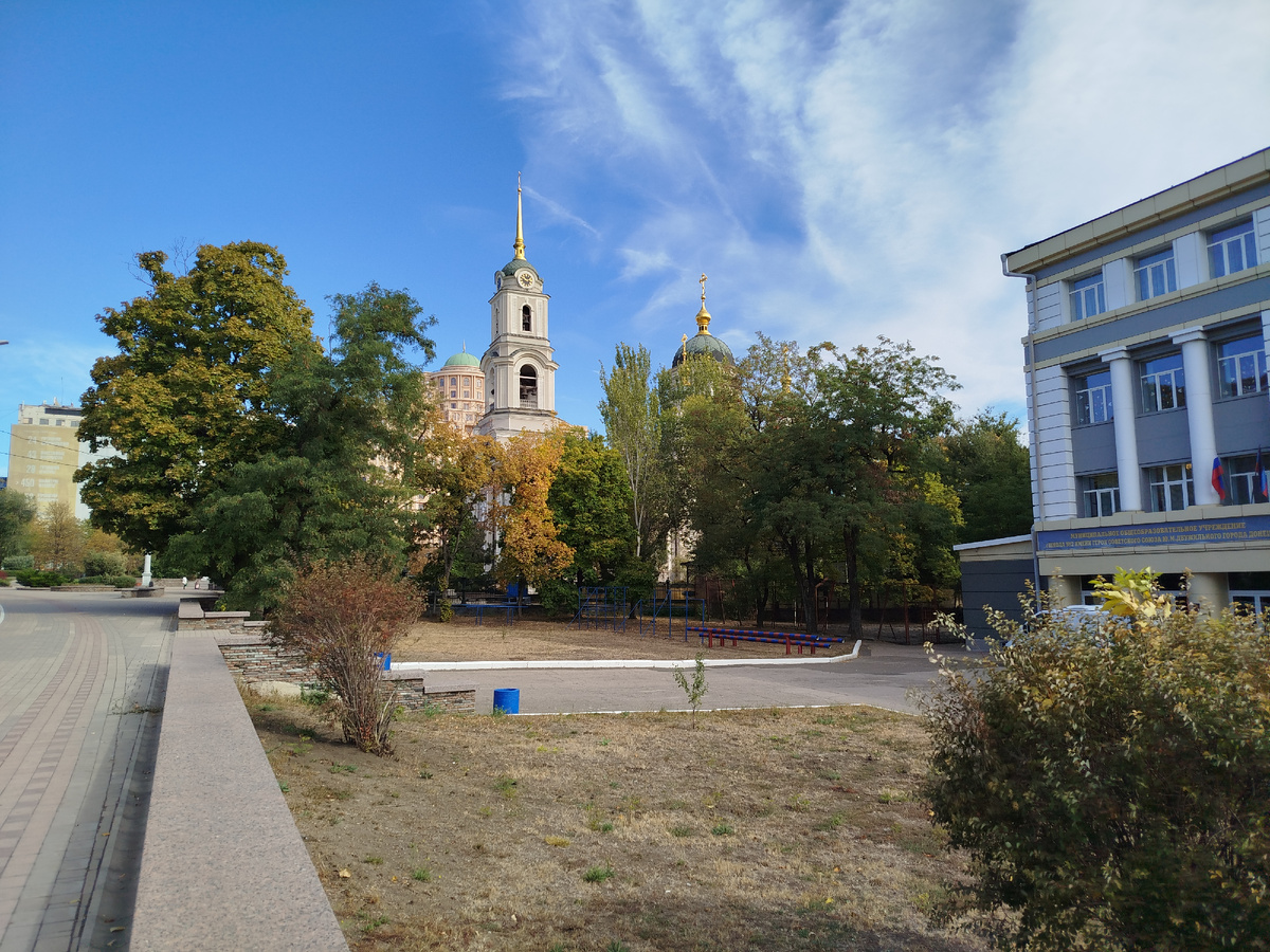 Школа №2 и православный собор на улице Артёма.