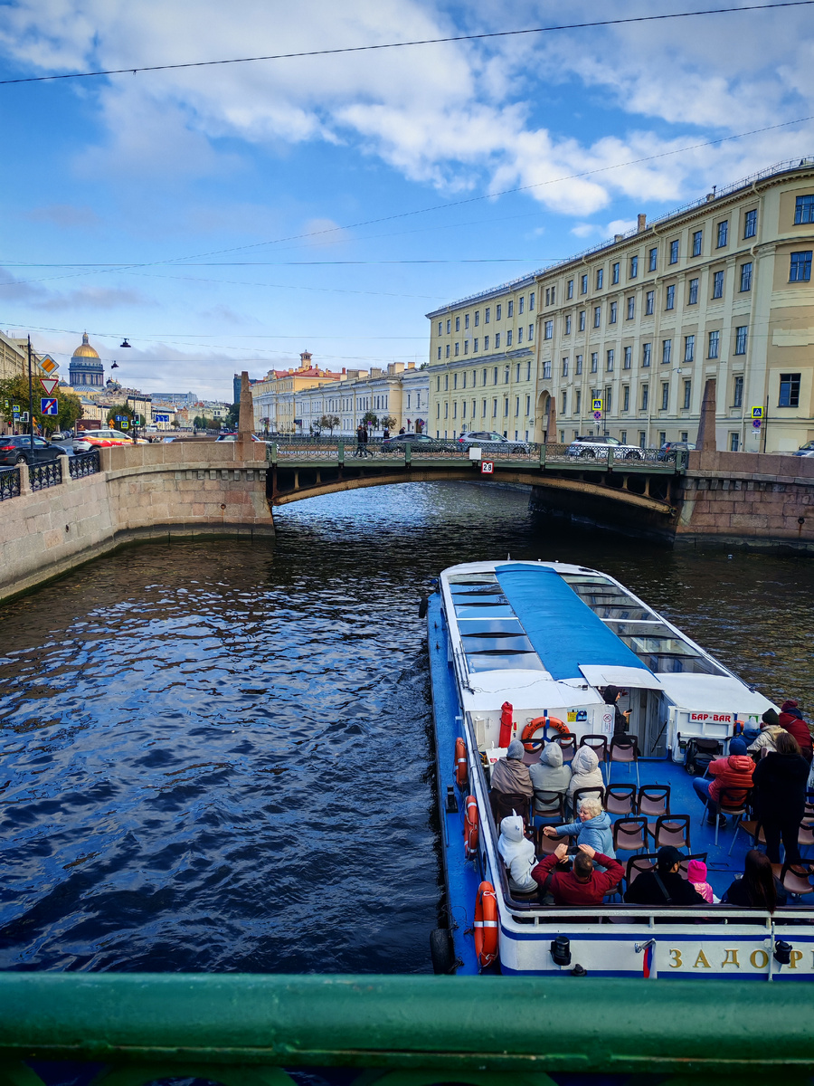 Несмотря на прохладную погоду, нескончаемой вереницей идут кораблики. 