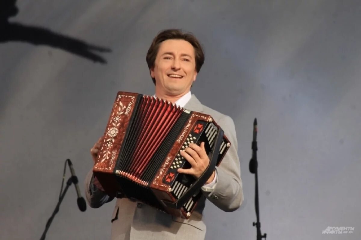    Рязанский губернатор вручил Сергею Безрукову почетный знак