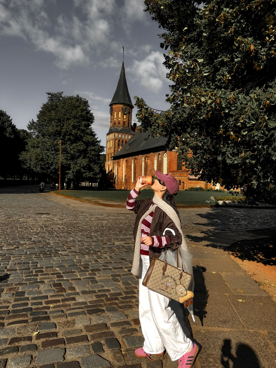 В этом году октябрь — идеальное время, чтобы понять: романтика — это не свечи, а горячий кофе в руках под звуки шторма.