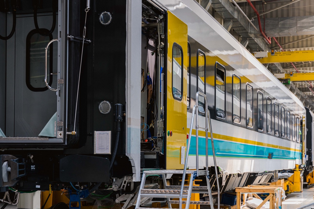 Пассажирский вагон в процессе производства на заводе Stadler в Астане. Источник: Stadler Rail