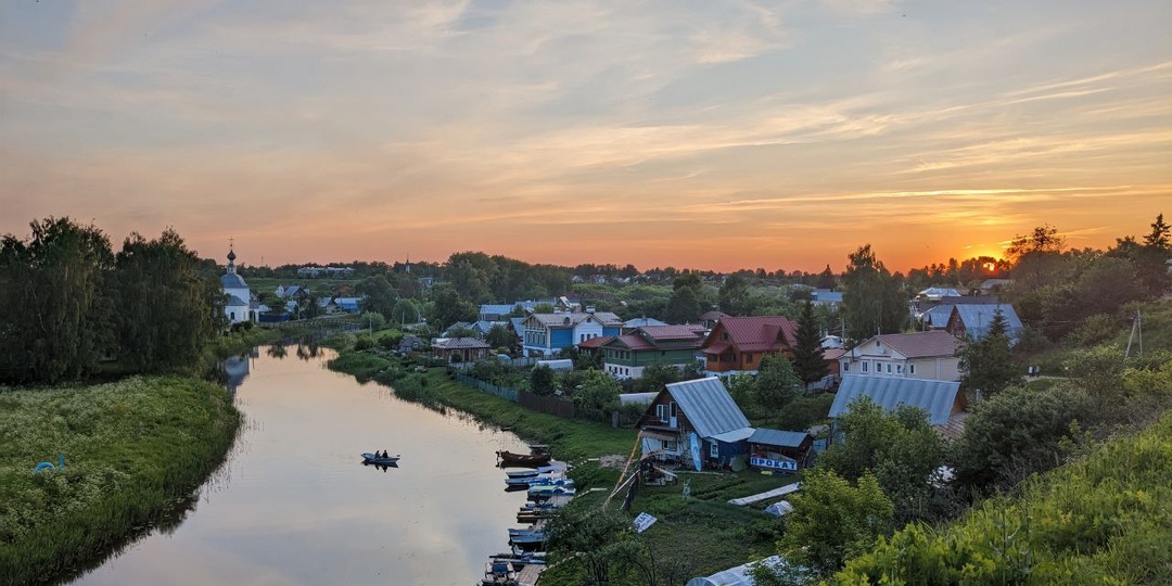 Отзыв о поездке в Суздаль 2025. Советские окна в отеле. Во дворах полная разруха. В ресторанах играет Кадышева